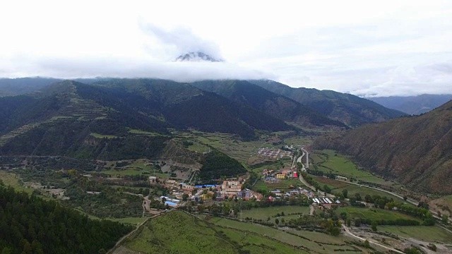 山谷村庄鸟瞰图，甘肃，中国。视频素材