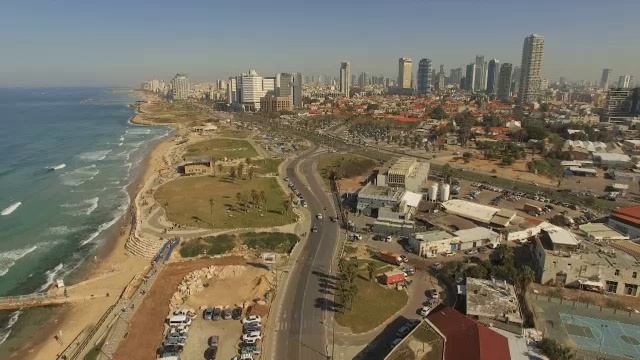 特拉维夫的海岸线和长廊鸟瞰图视频素材