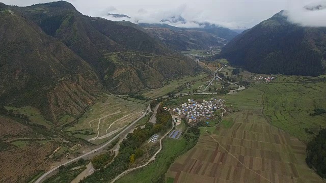 山谷村庄鸟瞰图，甘肃，中国。视频素材