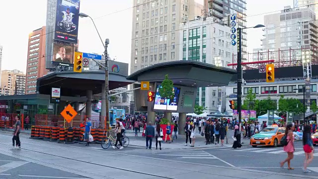 加拿大，多伦多:市中心登达斯广场的混乱十字路口。这里是安大略省首府的文化和旅游地标视频素材