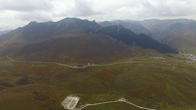 中国甘肃的草原和牧民住宅的航拍视频素材