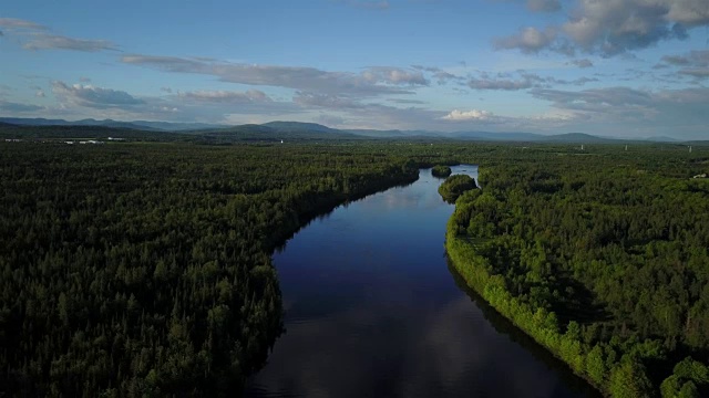 空中自然景观在日落时飞过河流视频下载