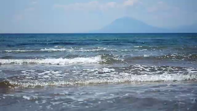 海浪和岛屿剪影的特写背景视频下载