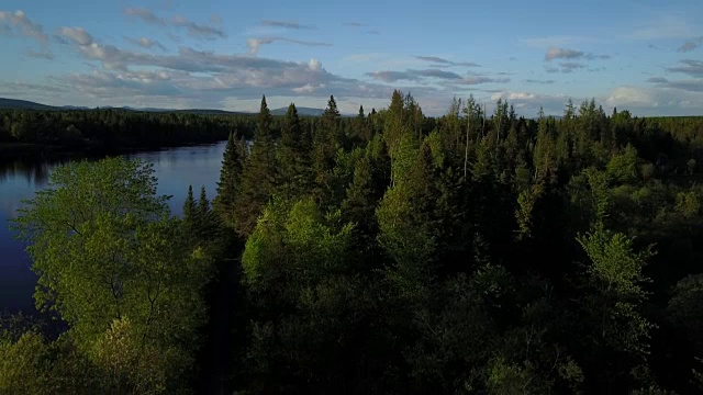 空中自然景观在日落时飞过河流视频下载