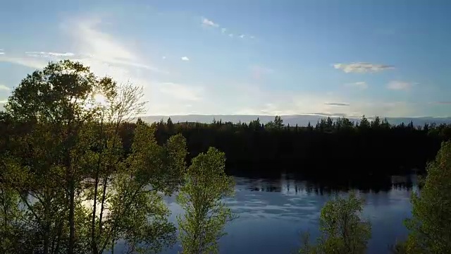 空中自然景观在日落时飞过河流视频素材