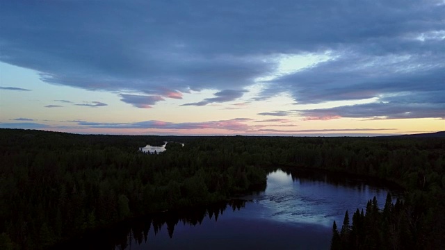空中自然景观在日落时飞过河流视频素材