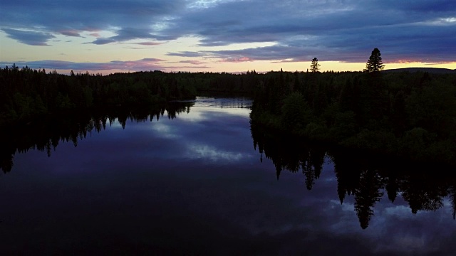 空中自然景观在日落飞越河流视频素材