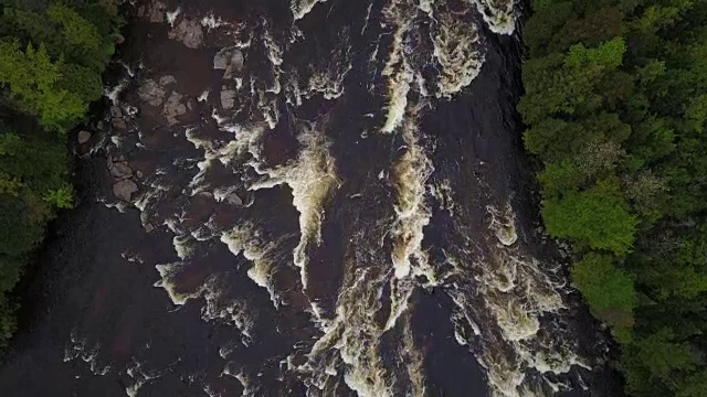 空中自然景观直接飞过Rapid河视频素材