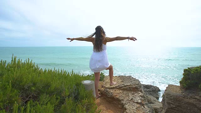 美丽的女人在大自然中独自举起双臂视频素材