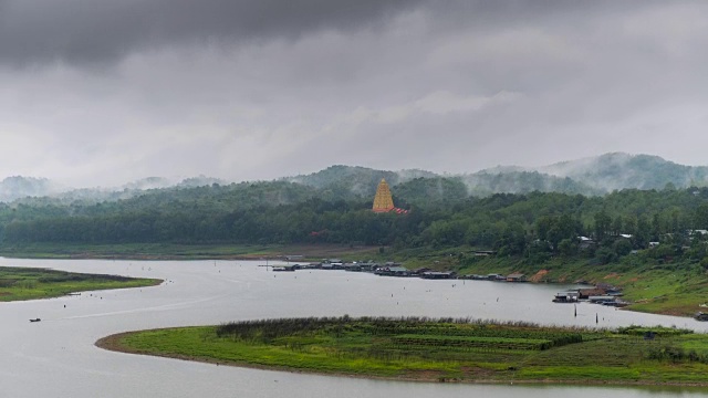 雨是4k延时拍摄，以寺庙和山区为背景，乡村场景视频素材