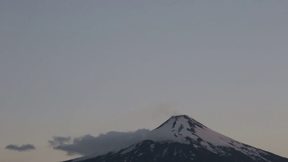 日落时从维拉里卡火山升起的烟的时间流逝视频下载