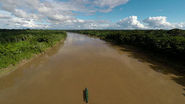 从沿着亚马逊河航行的船只上的空中上升视频素材