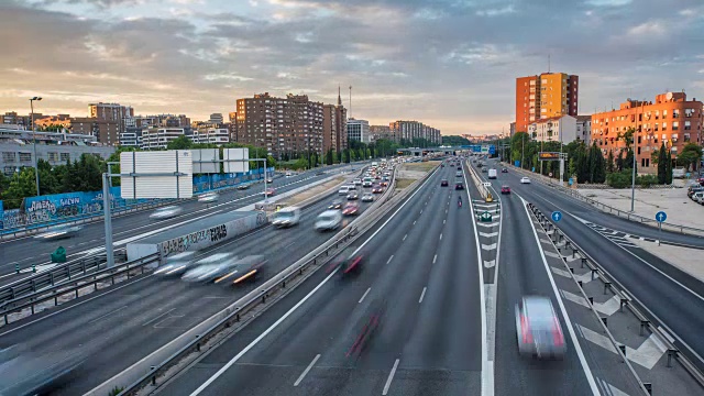 美丽的公路在城市的时间流逝视频素材