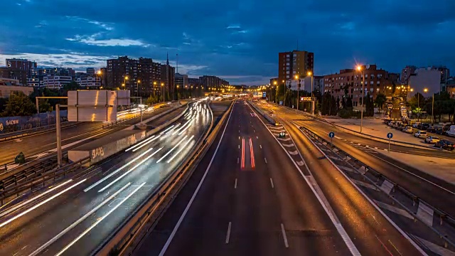 美丽的公路在城市的时间流逝视频素材