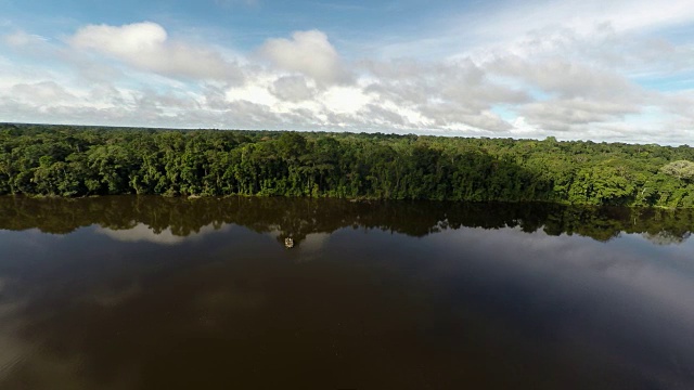 空中向前和向后在亚马逊雨林，河流和船视频素材