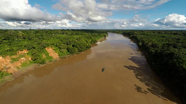 沿着亚马逊河航行的船的航拍视频素材