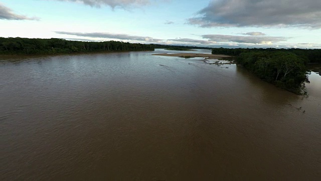 低反向立交桥亚马逊河，热带雨林和地平线视频素材