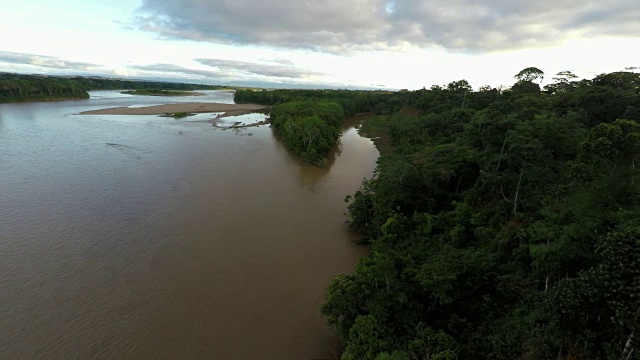 右边亚马逊河和雨林的空中全景图视频素材