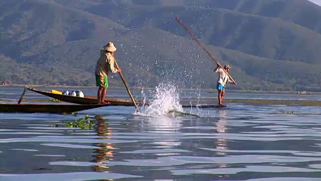 在缅甸茵莱湖钓鱼的男人视频素材