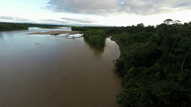 从空中俯瞰亚马逊河和雨林视频素材