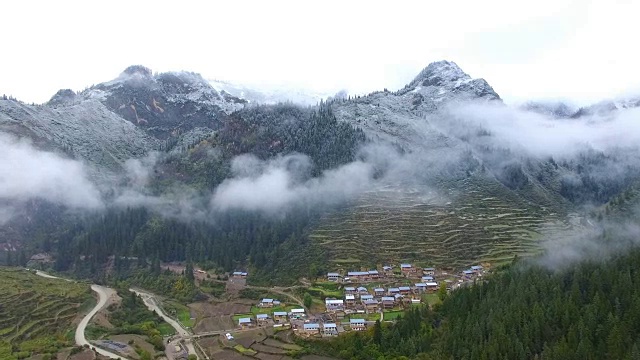 中国甘肃，扎加纳村和山的鸟瞰图视频素材