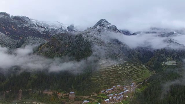 中国甘肃，扎加纳村和山的鸟瞰图视频素材