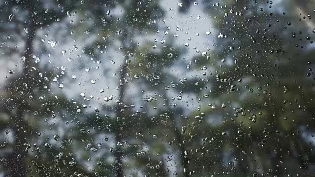 雨滴在缓慢的运动视频素材