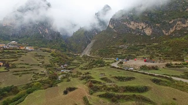 中国甘肃，扎加纳村和山的鸟瞰图视频素材