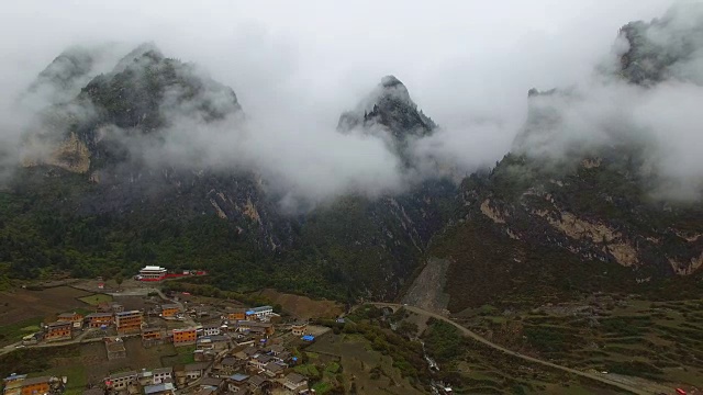 中国甘肃，扎加纳村和山的鸟瞰图视频素材