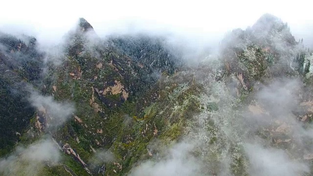 中国甘肃扎加纳山脉的鸟瞰图视频素材