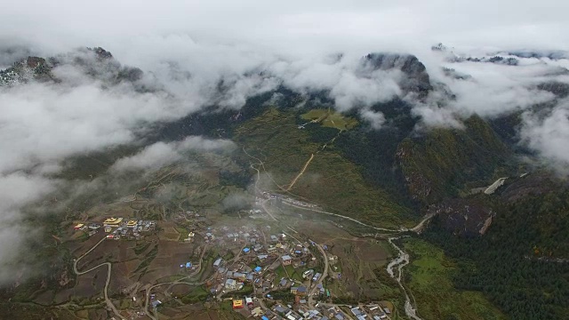 中国甘肃，扎加纳村和山的鸟瞰图视频素材