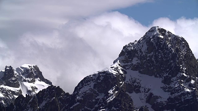 白雪覆盖着安第斯山脉的山峰视频素材