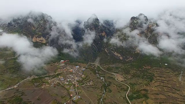 中国甘肃，扎加纳村和山的鸟瞰图视频素材