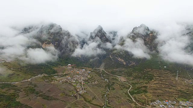 中国甘肃，扎加纳村和山的鸟瞰图视频素材