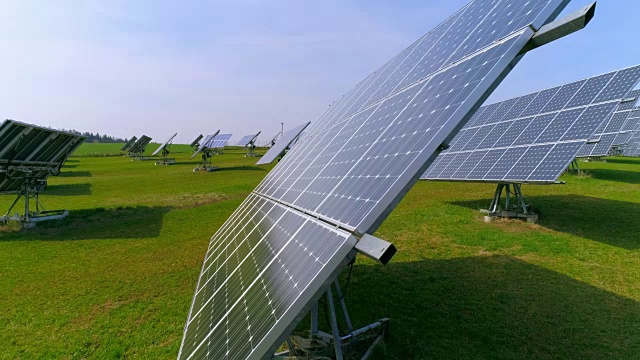 太阳能发电站与可转动的面板立交桥视频素材