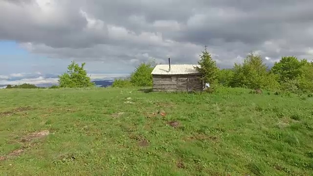 山上鸟瞰图上的小屋视频下载