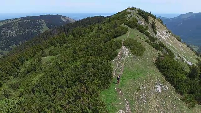 在阿尔卑斯山徒步旅行。德国，巴伐利亚州，罗森海姆附近的Hochries。无人机的观点视频素材