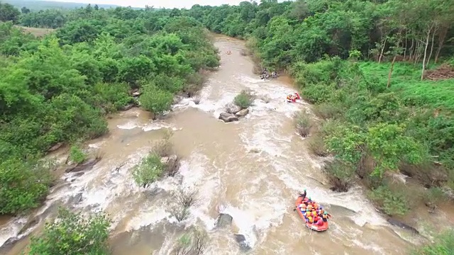 鸟瞰图橡胶船漂流在Kek河，彭世洛，泰国视频素材