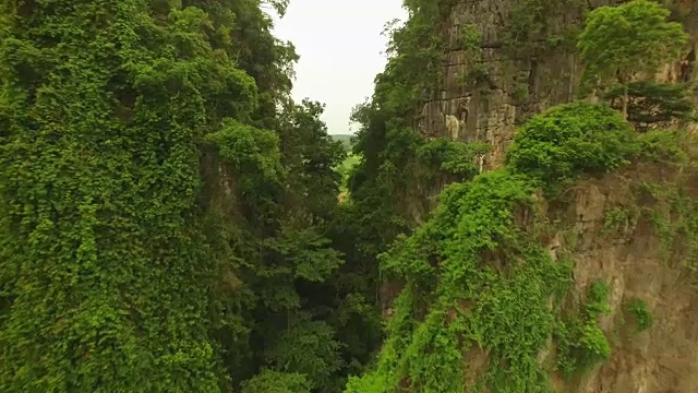 泰国Noen Maprang的石灰岩山鸟瞰图视频素材