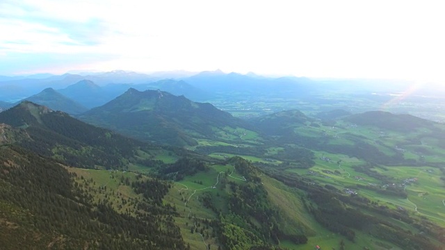 德国，巴伐利亚，巴伐利亚阿尔卑斯山，从Hochries附近的罗森海姆全景。Chiemgau Simssee。视频素材