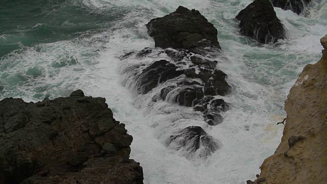 海浪撞击海岸悬崖的细节镜头视频素材