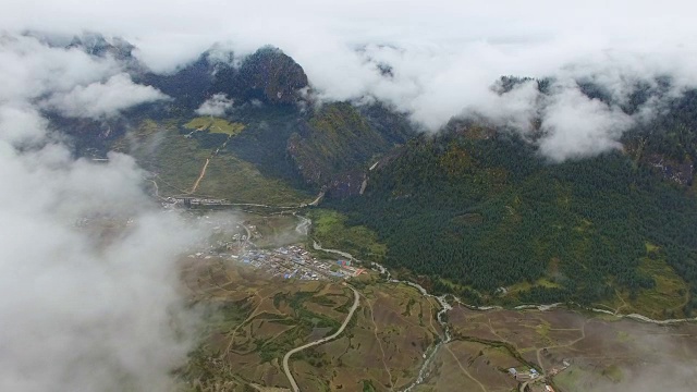 中国甘肃，扎加纳村和山的鸟瞰图视频素材