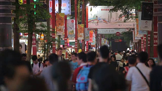 在台湾台北西门町，夜晚的交通和拥挤的人们视频下载