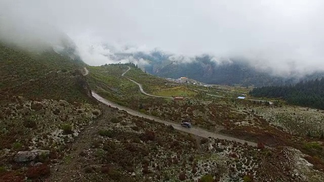 中国甘肃，扎加纳村和山的鸟瞰图视频素材