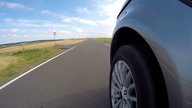 POV，汽车在乡村道路上行驶视频素材