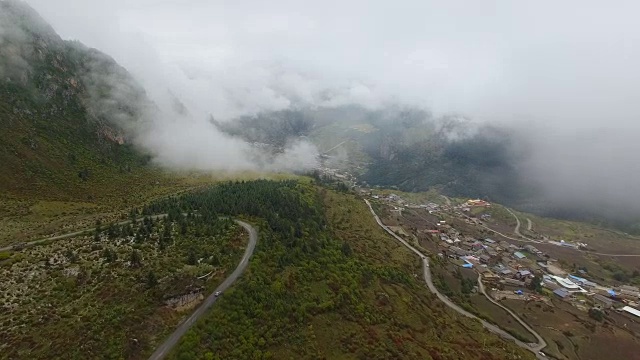 中国甘肃，扎加纳村和山的鸟瞰图视频素材