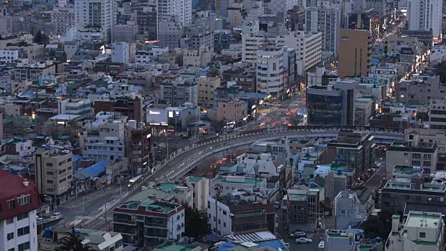 东台路口和三博克路(过山的路)在西谷地区的白天到晚上的景象视频素材