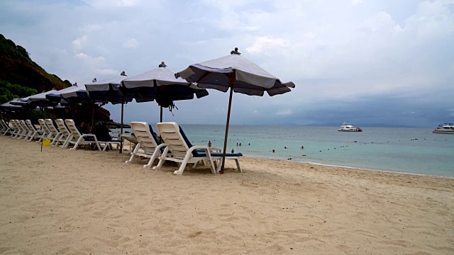 海滩上漂亮的豪华雨伞和椅子视频素材