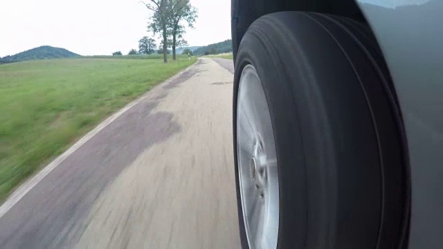 POV，汽车在乡村道路上行驶视频素材