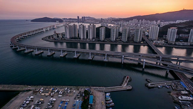 日落时分，海景城的公寓和Gwangandaegyo桥(该地区价格昂贵，享有声望的住宅区)视频素材